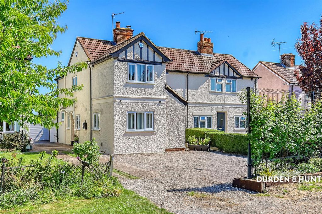 Property photo 1 of 30 Dunmow Road