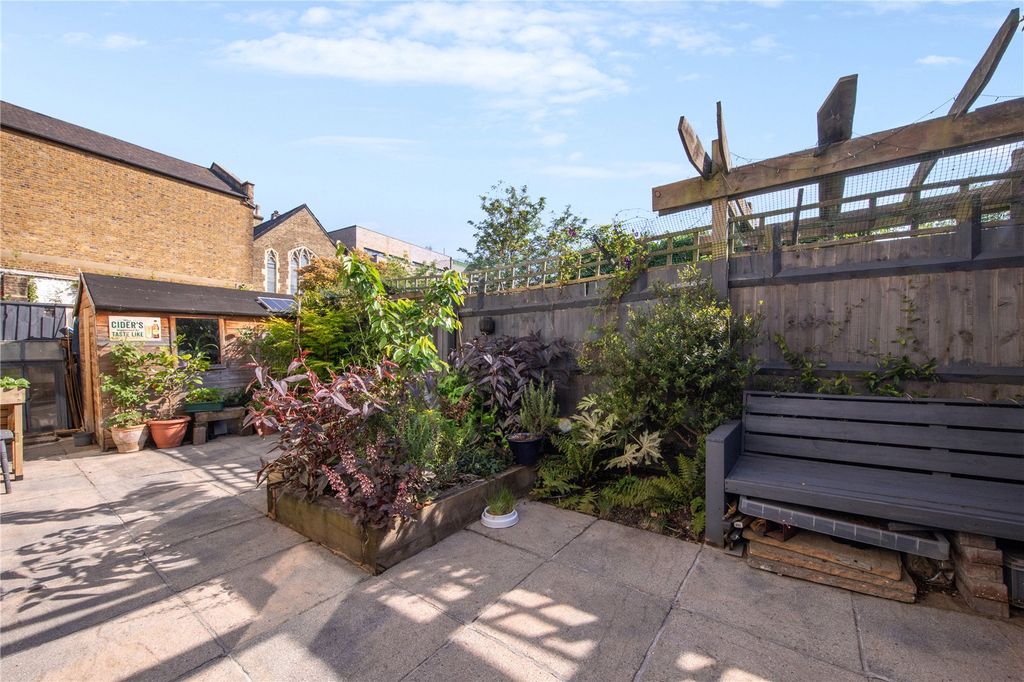 Property photo 2 of 10 Garden