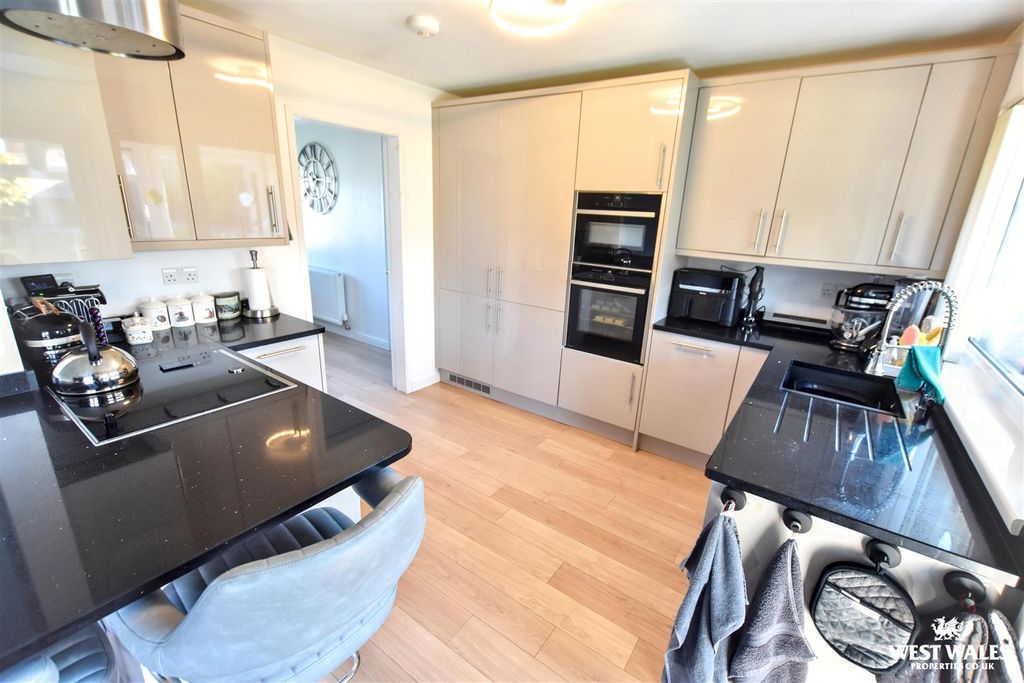 Additional image 4 of 3 bed detached bungalow for saleGateholm Avenue, Milford Haven SA73