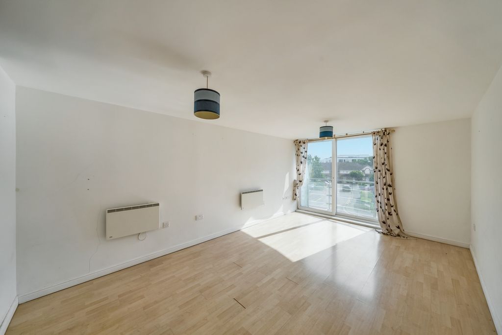 Property photo 3 of 12 136 Berberis House, High Street, Feltham Tw13 4Gr