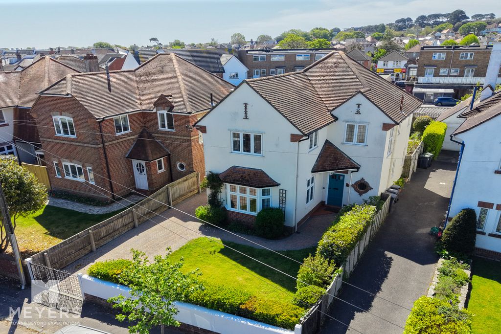 Property photo 1 of 32