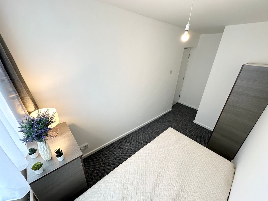 Property photo 3 of 12 Room B