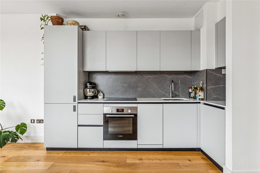 Property photo 2 of 16 Picture No. 11