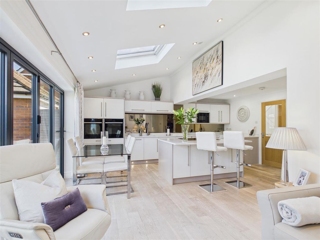 Property photo 3 of 21 Cam04090G0-Pr0174-Still009.Jpg