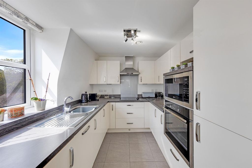 Property photo 2 of 15 13-0Fd6Pfmsc 27 Ceasars Place -40-Medium.Jpg
