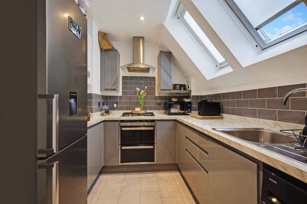 Property photo 3 of 11 4888075