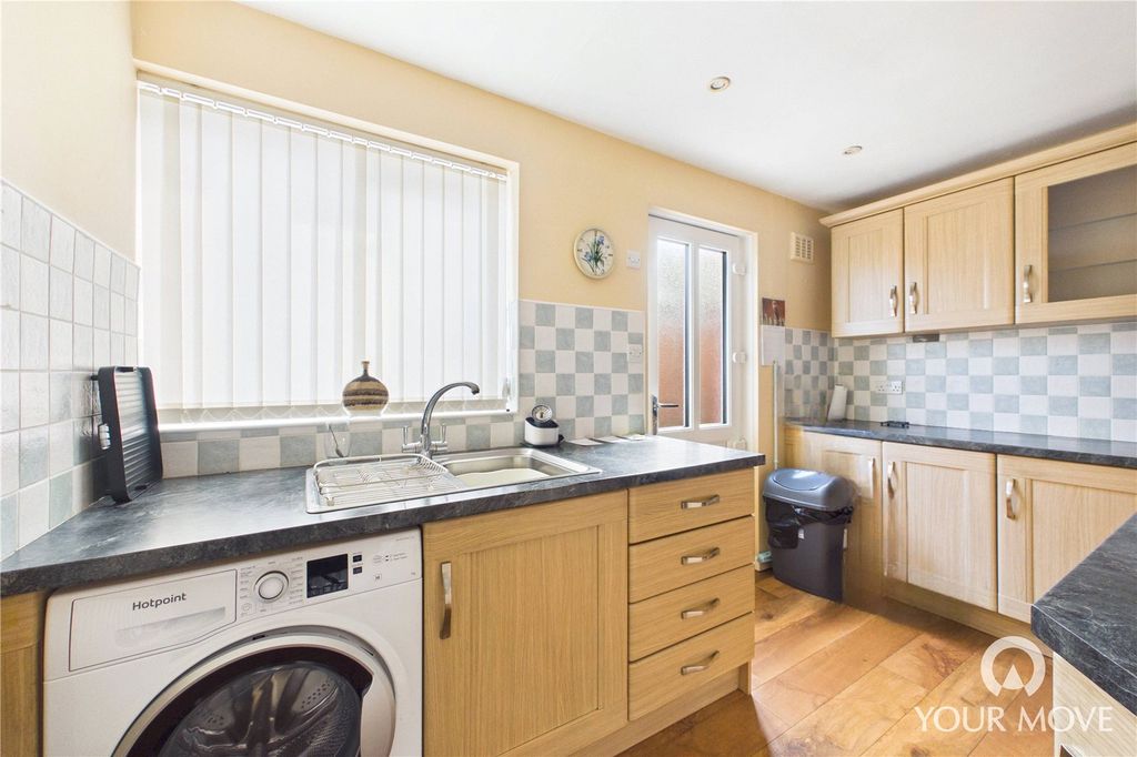 Property photo 3 of 18 Kitchen
