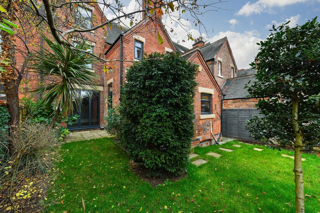Additional image 23 of 5 bed semi-detached house to rentHamilton Drive NG7