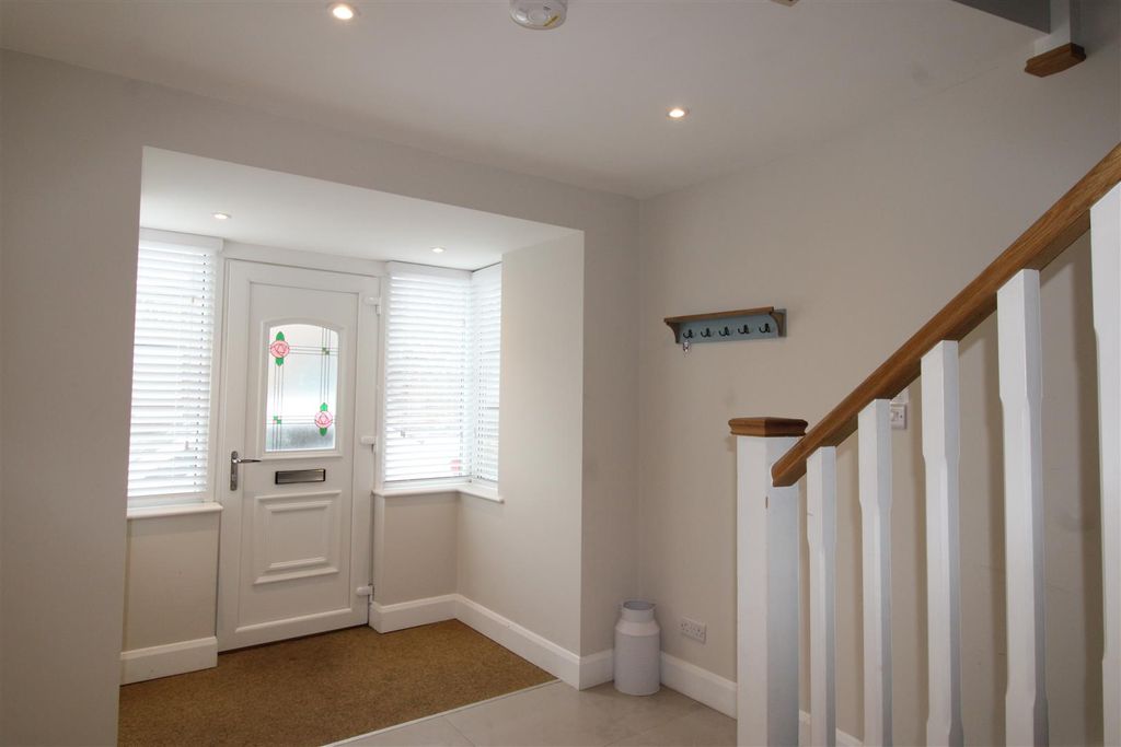 Property photo 2 of 28