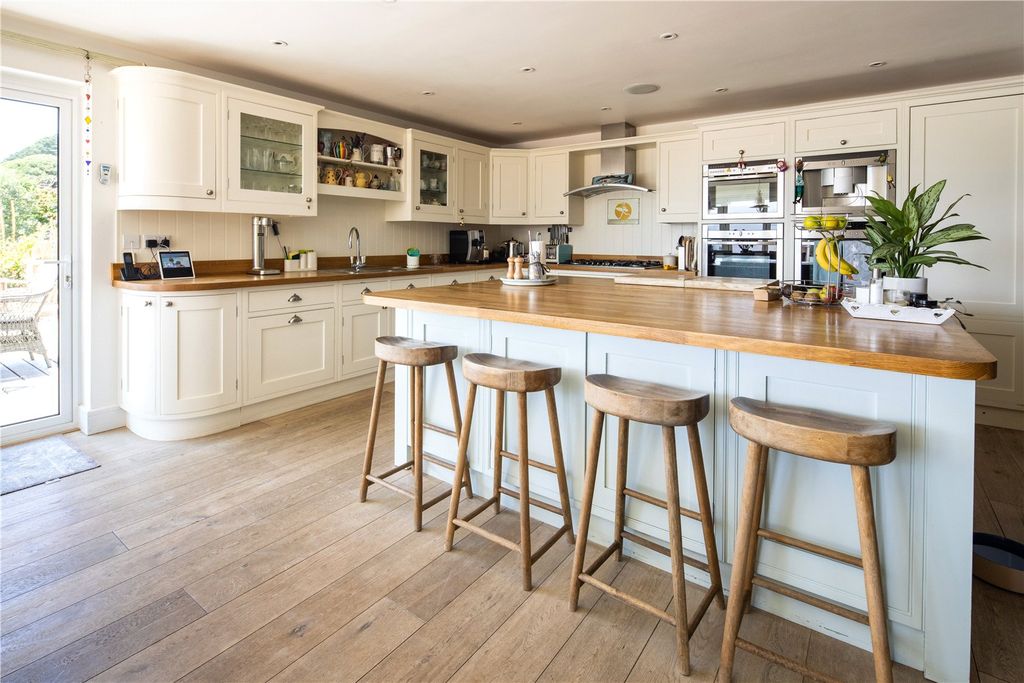 Property photo 3 of 20 Kitchen