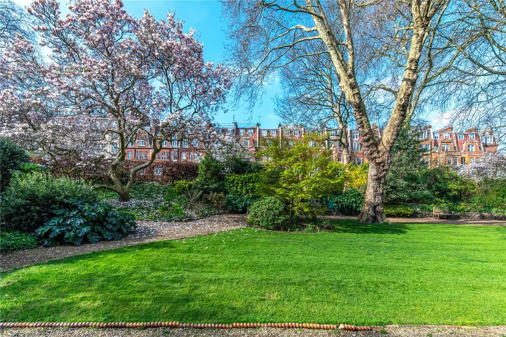 Property photo 3 of 12 Communal Gardens