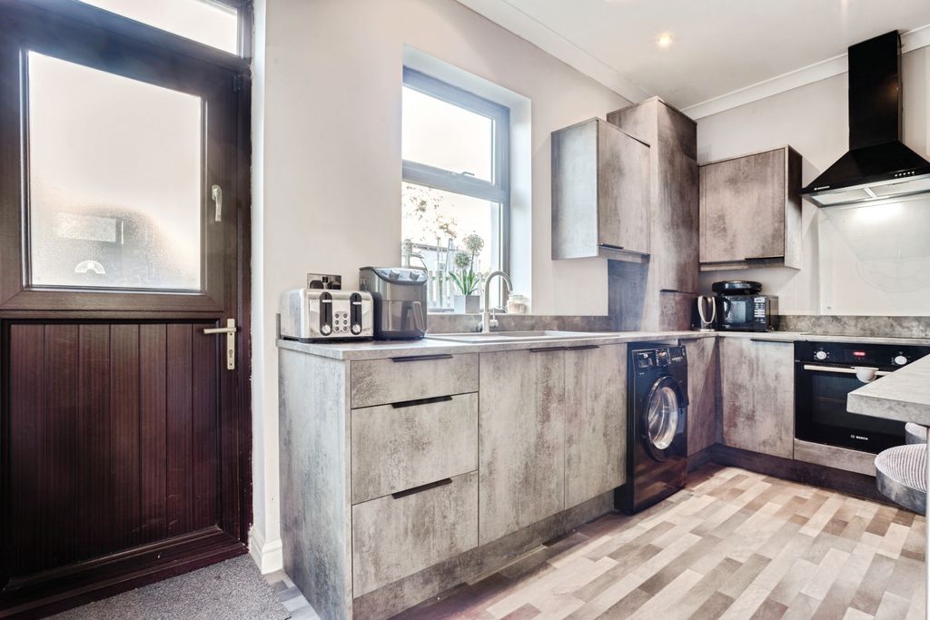 Property photo 3 of 17 Kitchen