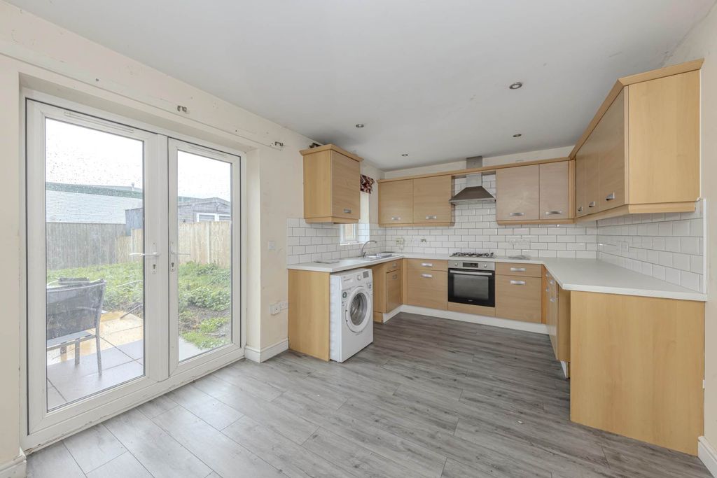 Property photo 3 of 27