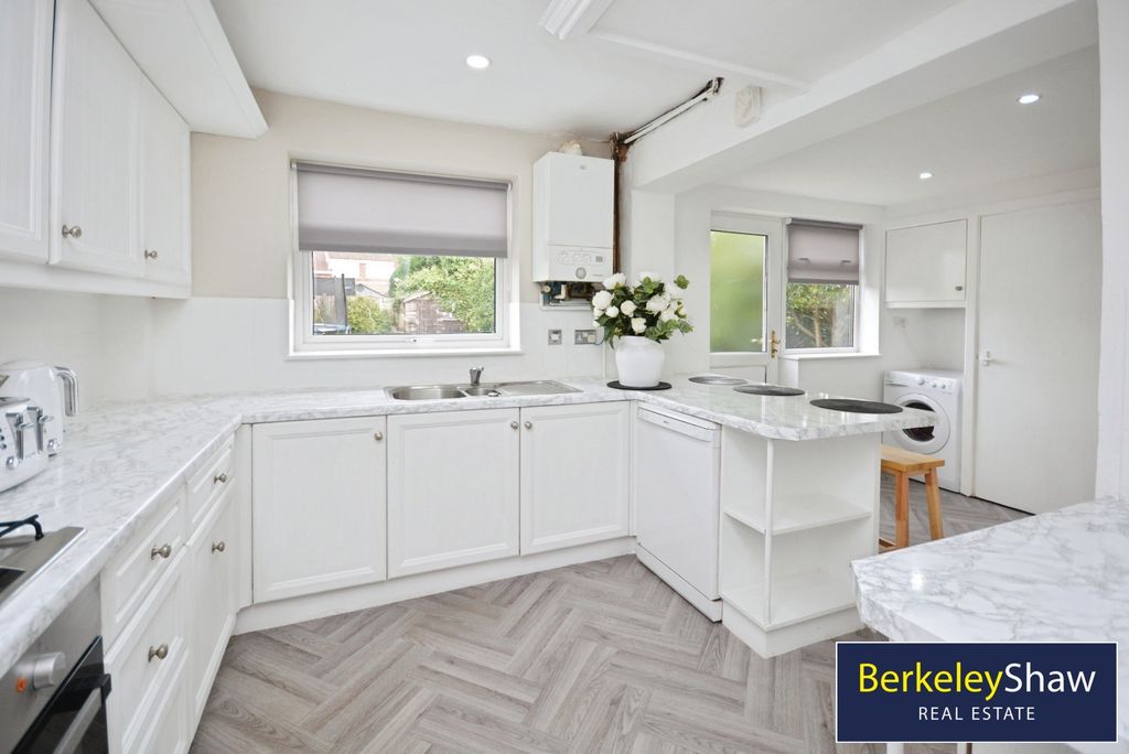 Property photo 2 of 18 Kitchen