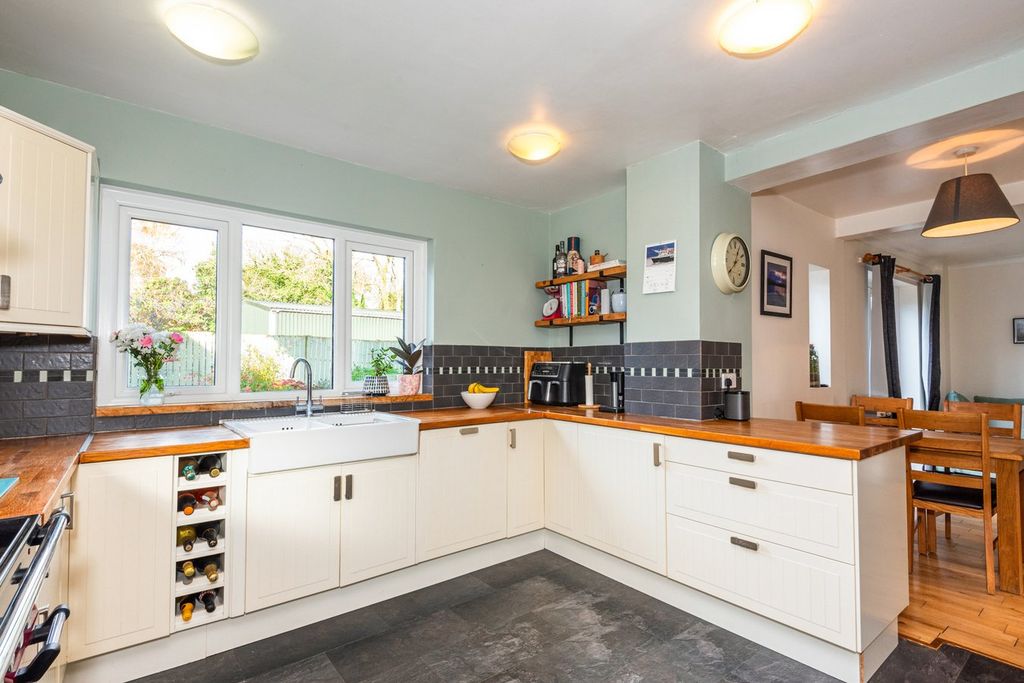 Property photo 2 of 20 Dining Kitchen