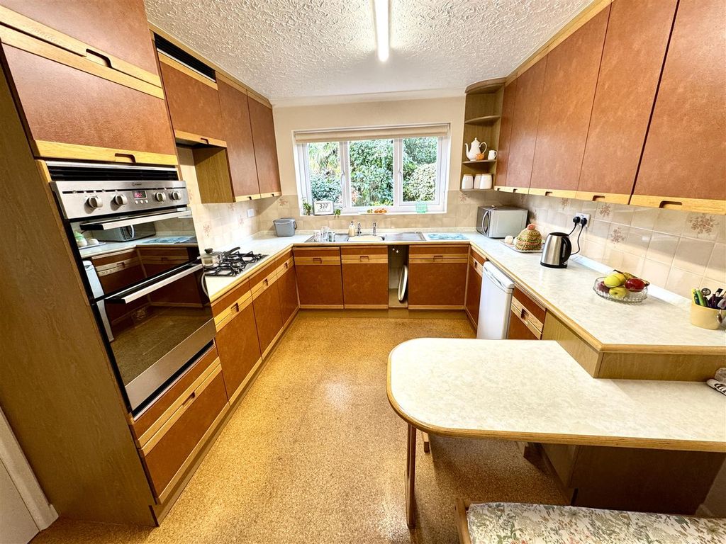 Property photo 3 of 20 Kitchen