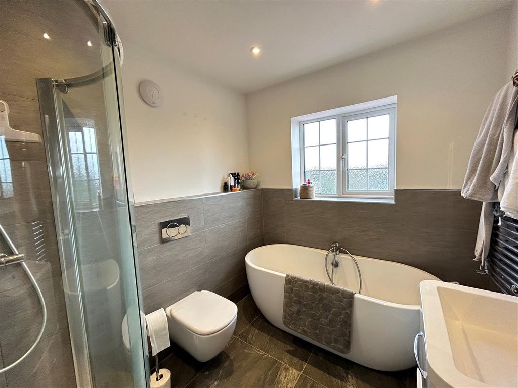 Property photo 3 of 10 Bathroom.Jpg