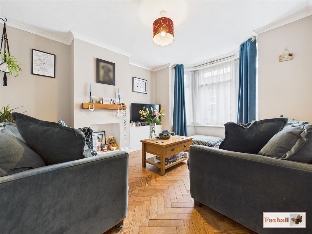 Property photo 3 of 17 Lounge