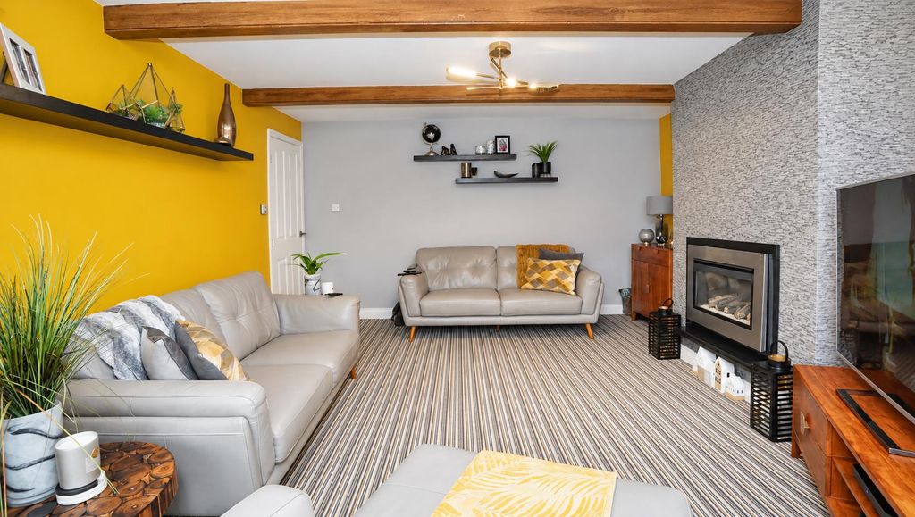 Property photo 3 of 13 Lounge