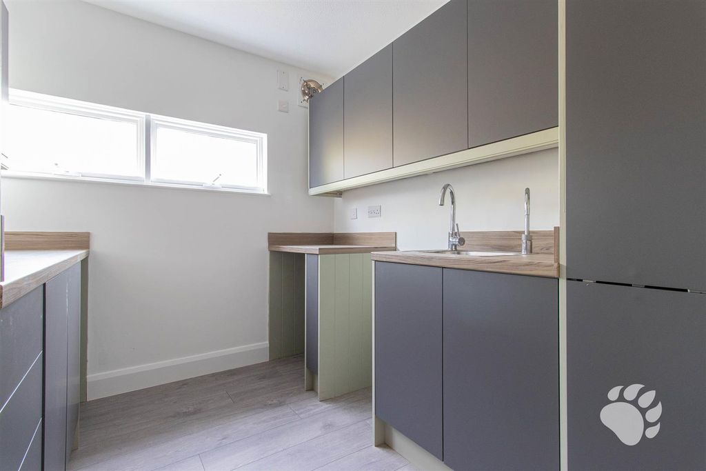 Property photo 3 of 10 Kitchen