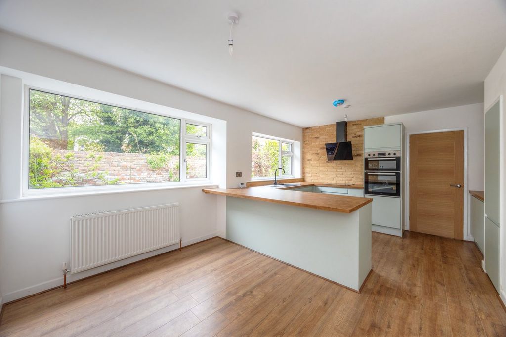 Property photo 2 of 30