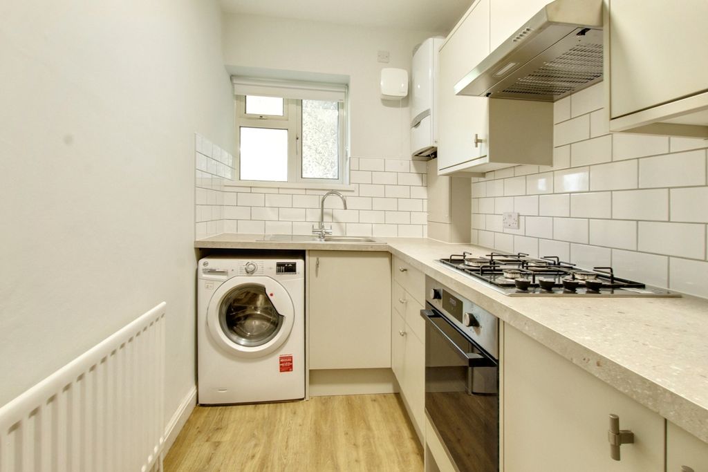 Property photo 3 of 10 3.Kitchen.Jpg