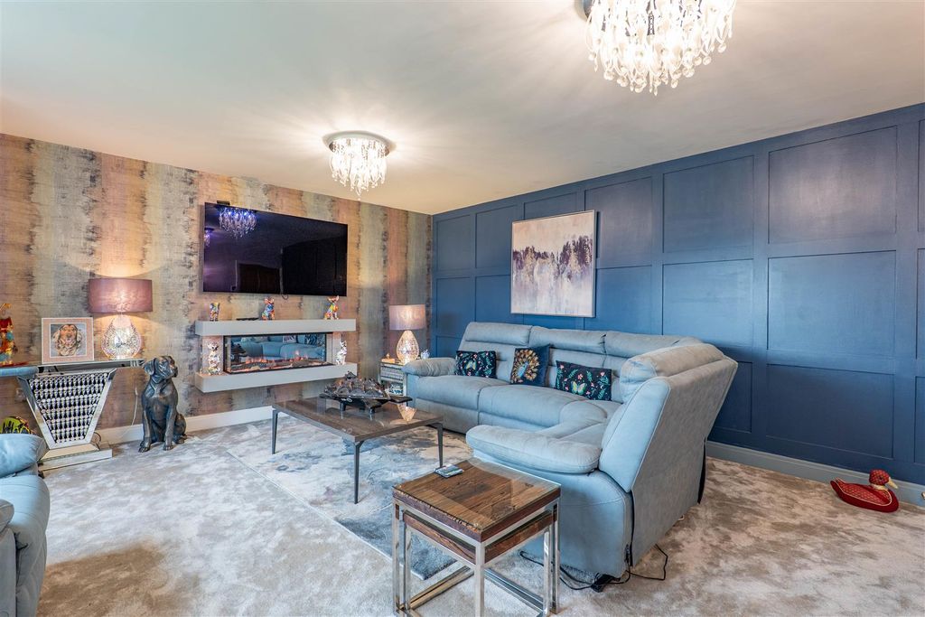 Property photo 2 of 43 Lounge
