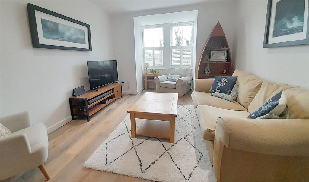 Property photo 3 of 13 Lounge