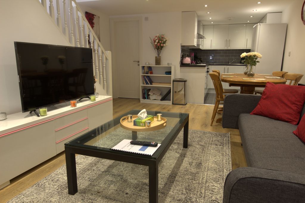 Property photo 1 of 9 2 Bedroom Flat In Greenwich - Great Location