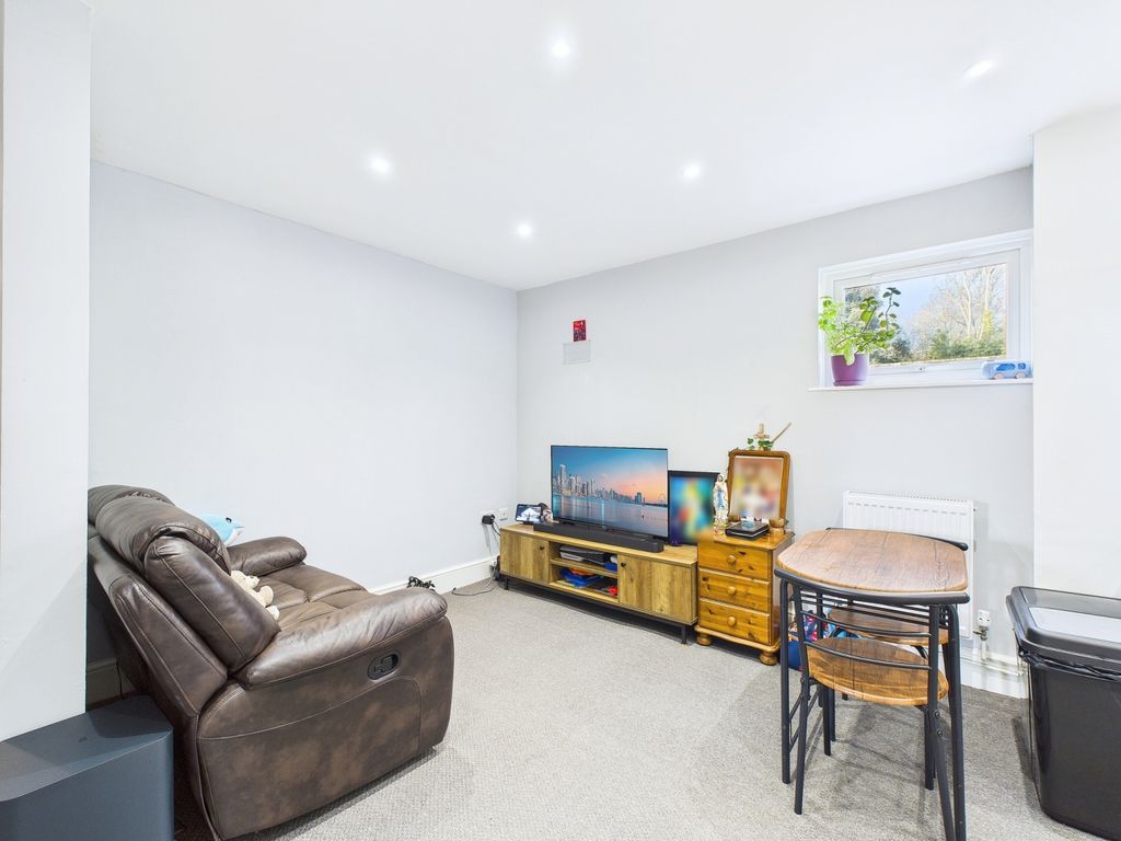 Property photo 3 of 6 Cam01909G0-Pr0447-Still003