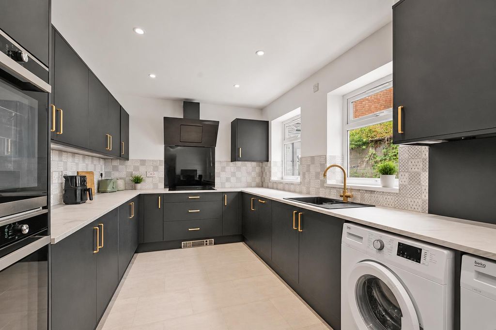 Property photo 2 of 17 Kitchen.Png