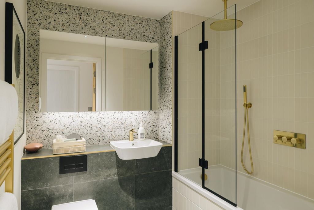 Property photo 3 of 11 Bathroom (1)