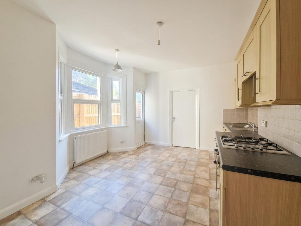 Property photo 3 of 10 Kitchen