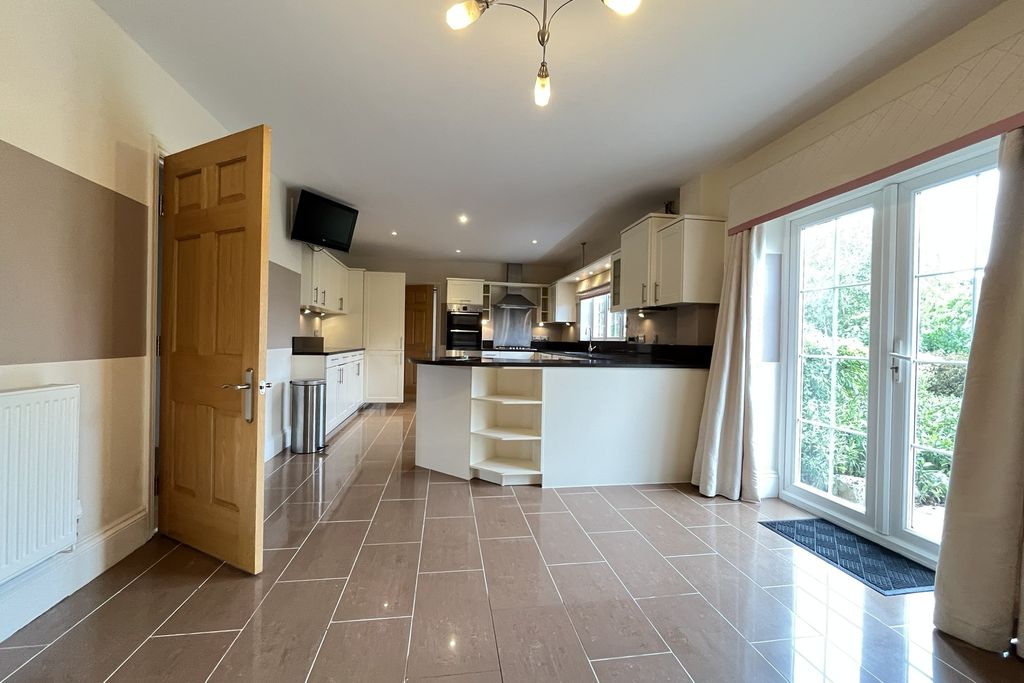 Property photo 2 of 21 Kitchen / Breakfast Room
