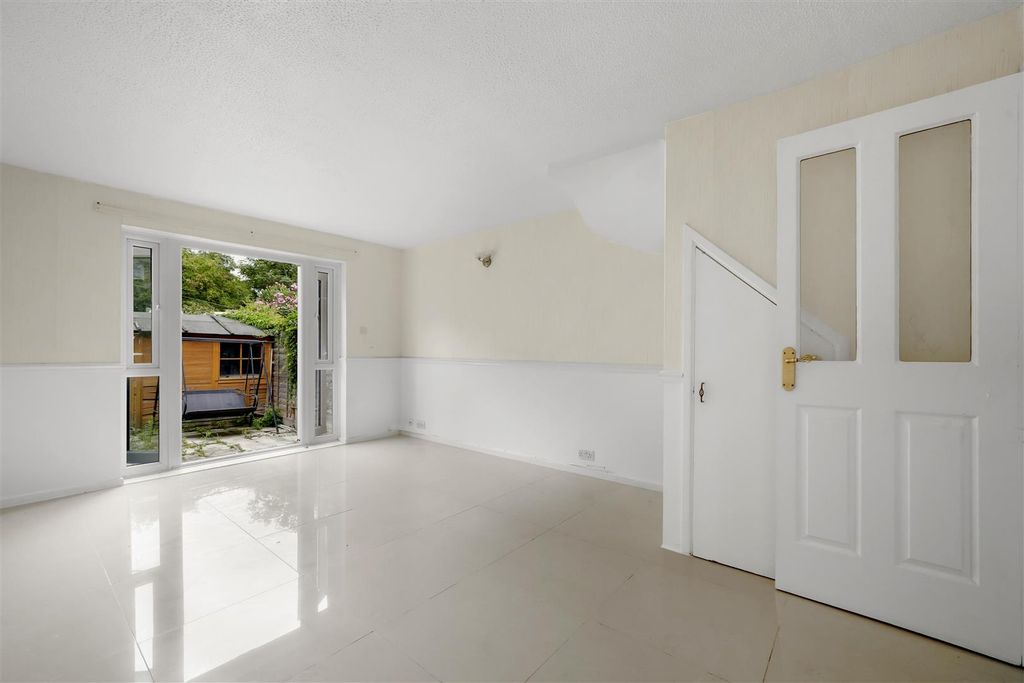 Property photo 2 of 16 Rolvenden Place, N17
