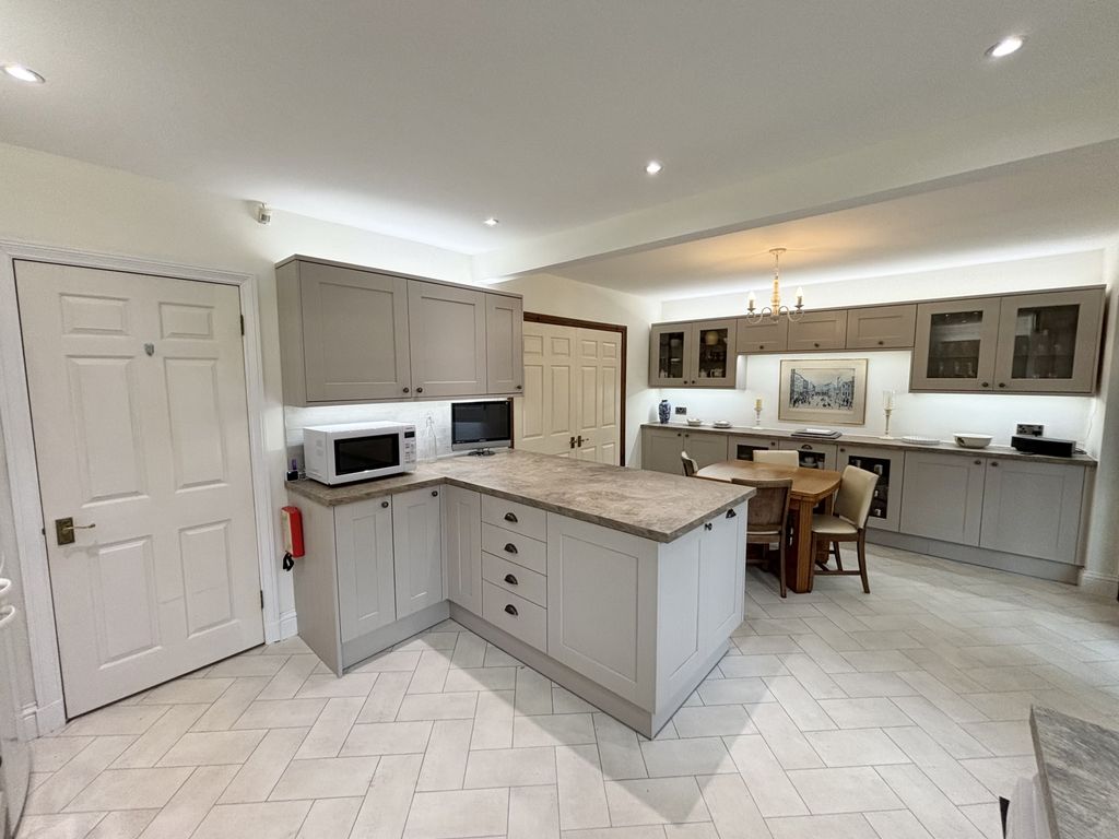 Property photo 2 of 27