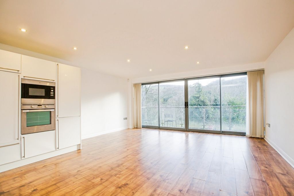 Property photo 2 of 20 Lounge / Kitchen