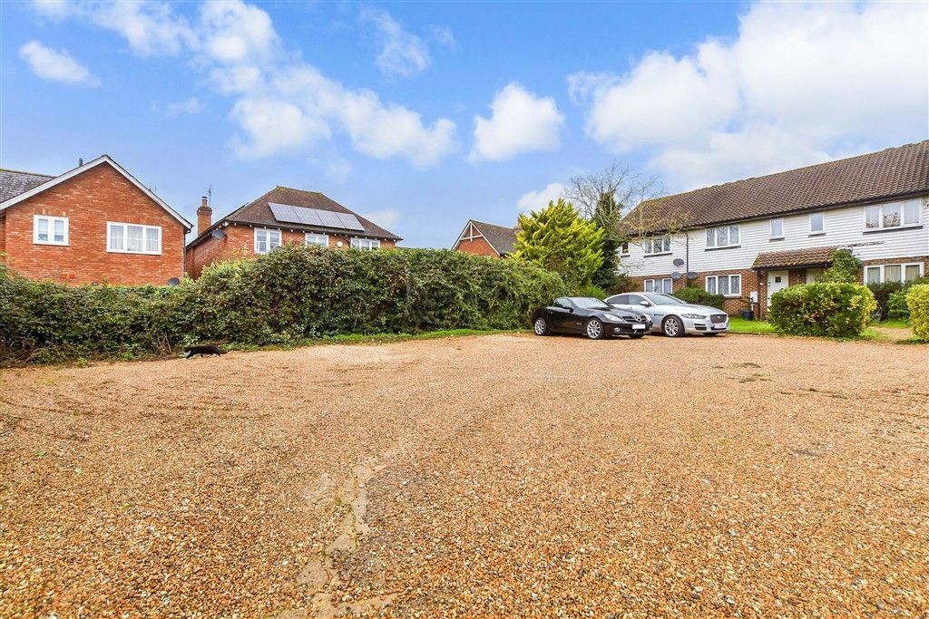 Property photo 2 of 10 Driveway/Parking