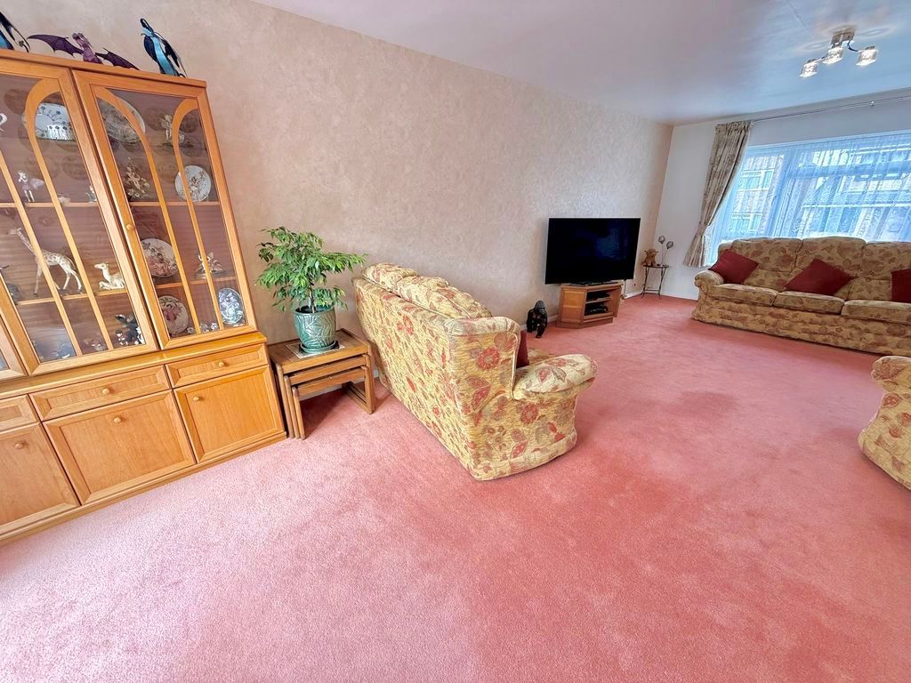 Property photo 3 of 17 Lounge