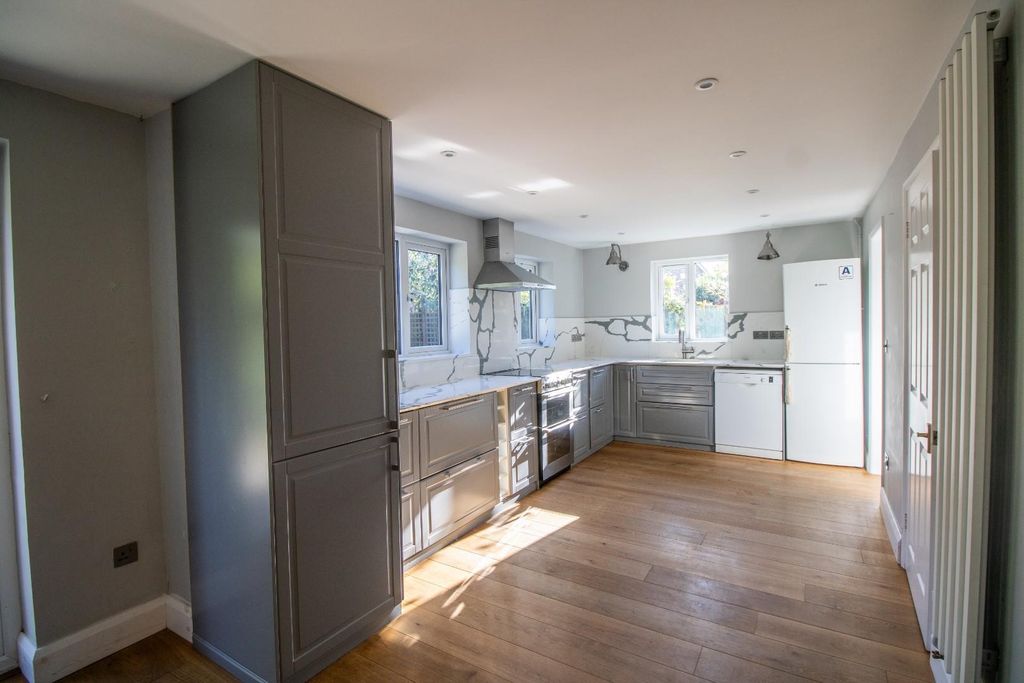 Property photo 3 of 18 Kitchen