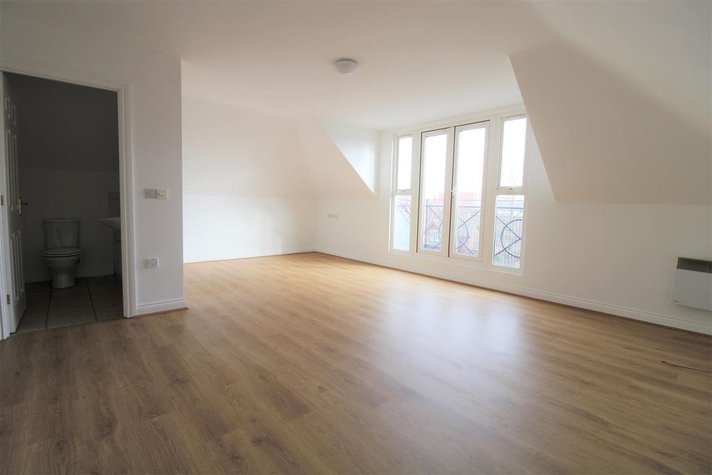 Property photo 3 of 10 Master Bed