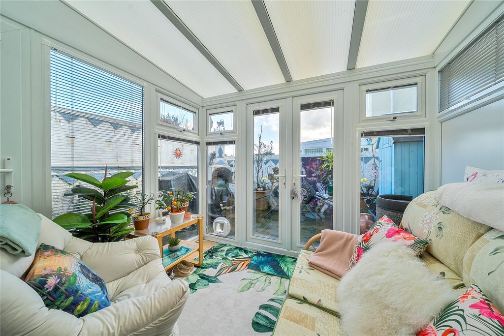 Property photo 2 of 10 Conservatory