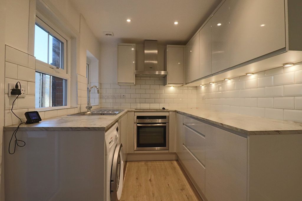 Property photo 3 of 10 Kitchen