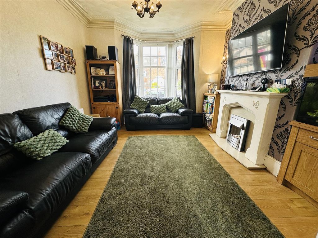 Property photo 2 of 13 Lounge