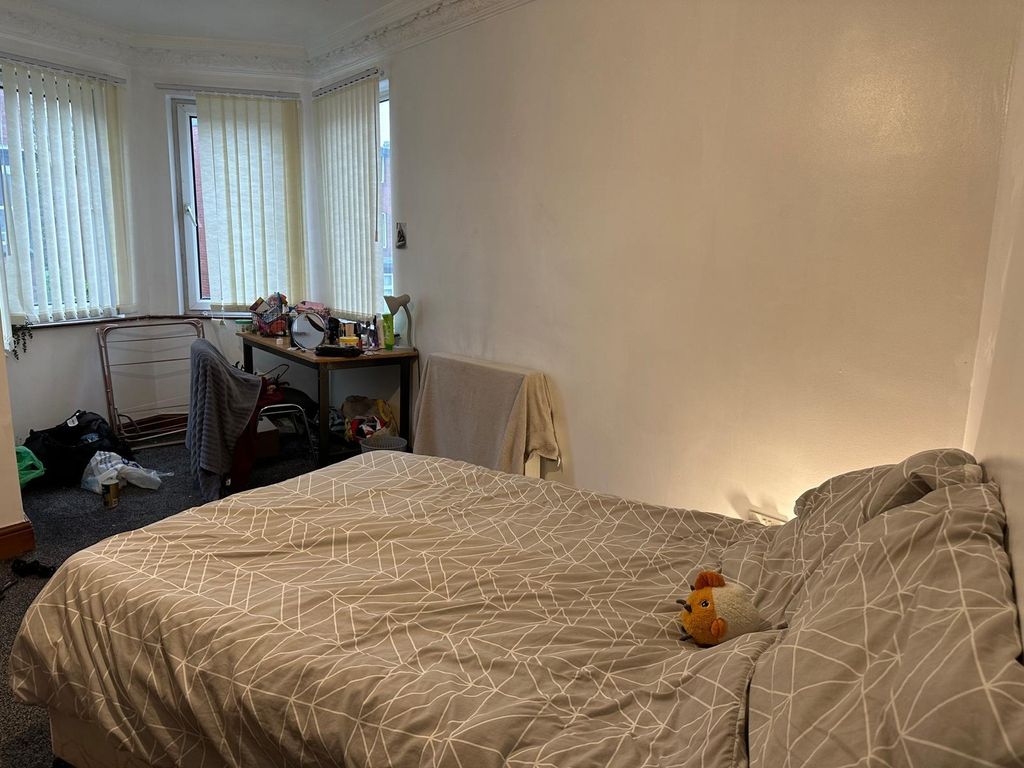 Property photo 3 of 10 A Cozy Bedroom Featuring A Comfortably Made Double...