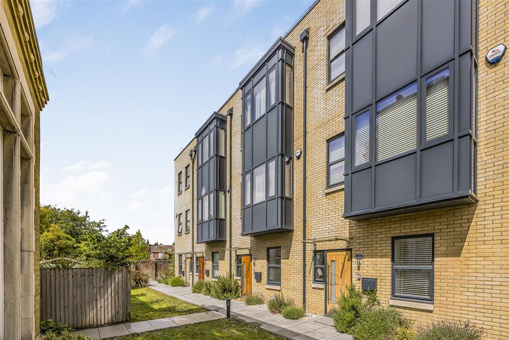 Additional image 6 of 4 bed town house for saleWykeham Place, Fareham PO16