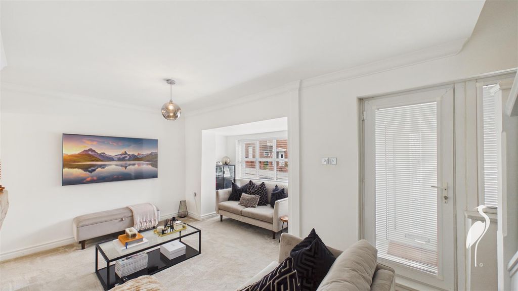 Property photo 3 of 37 Lounge