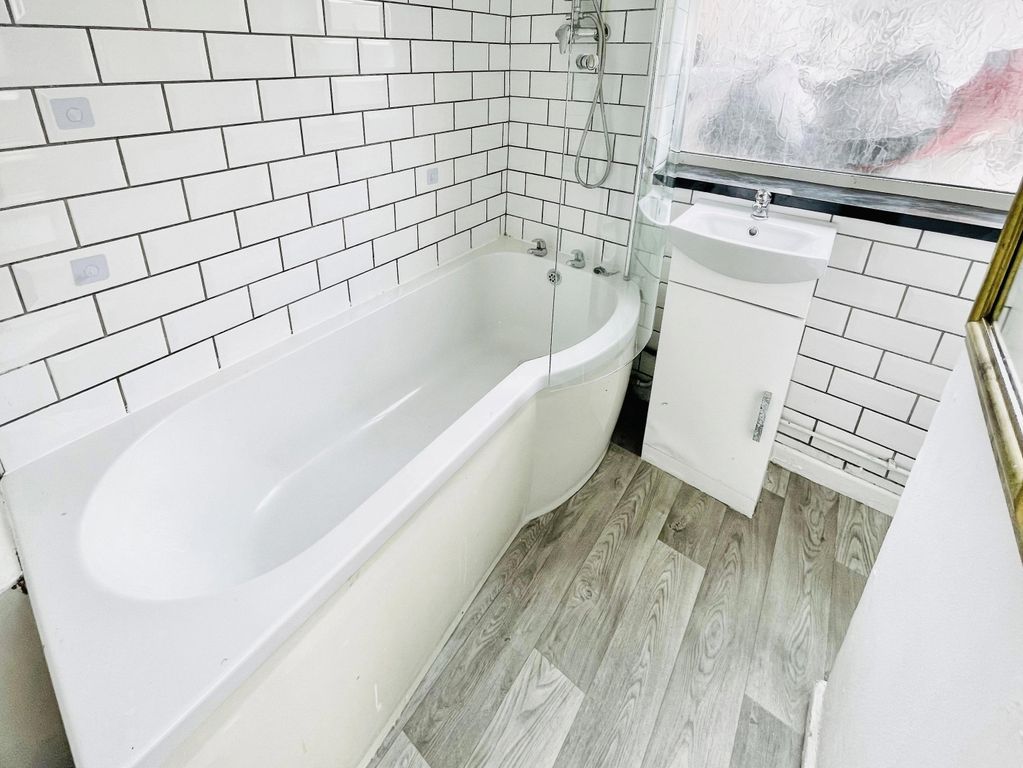 Property photo 3 of 11 Bathroom