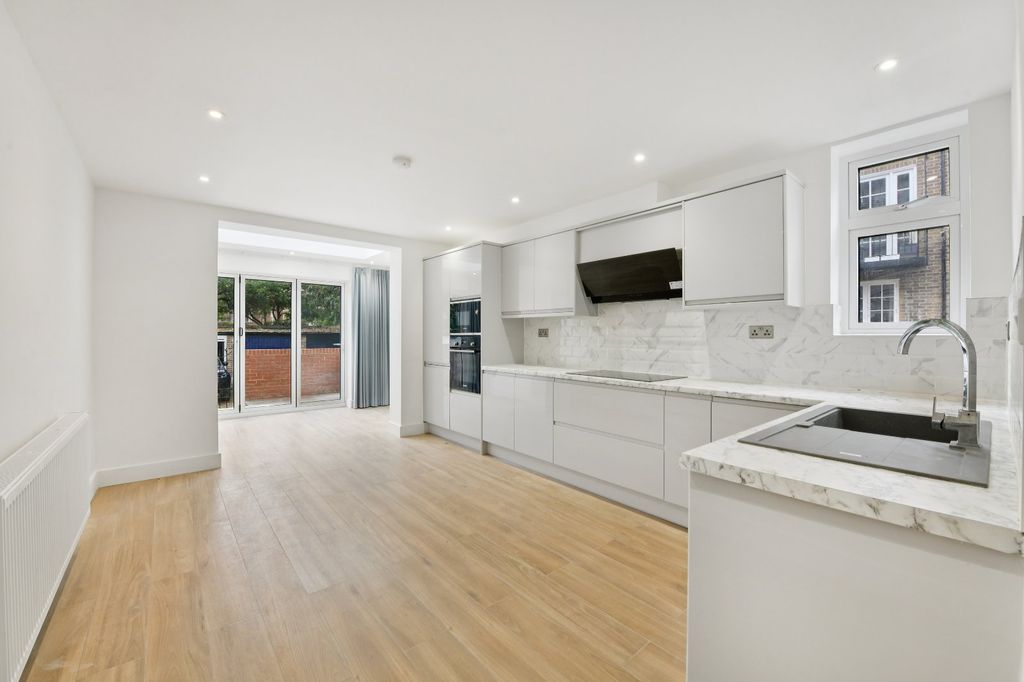 Property photo 1 of 18 Picture No. 04
