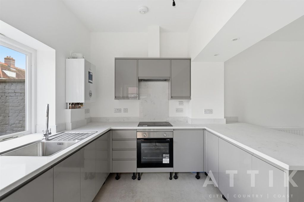 Property photo 3 of 18 Shelfanger_Road_A_004.Jpg